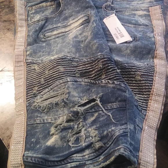 Shorts - Picture 2 of 4